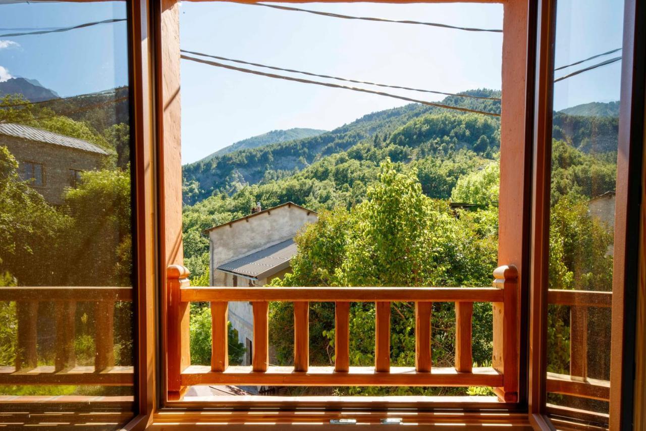 Eco-Hotel Et Yourtes Du Mercantour Guillaumes Eksteriør billede